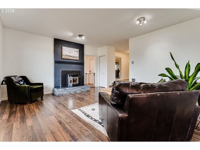 26718 CANTRELL Rd, Eugene, OR 97402