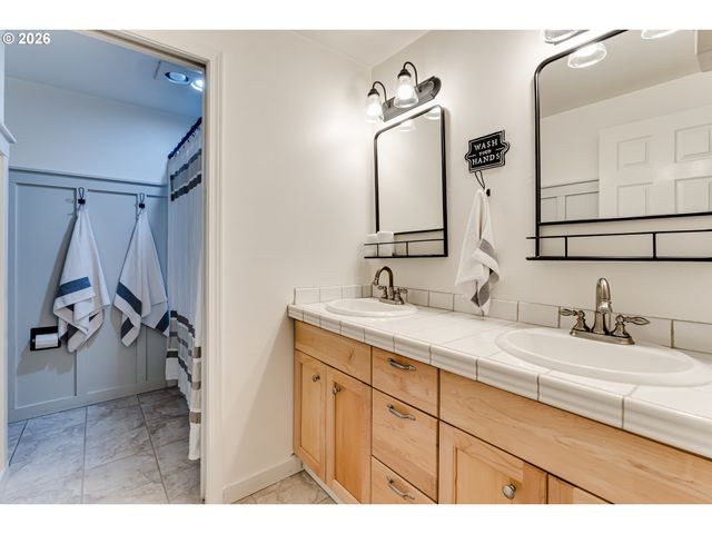 26718 CANTRELL Rd, Eugene, OR 97402