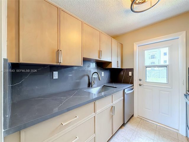 6211 SW 37th Street 108, Davie, FL 33314