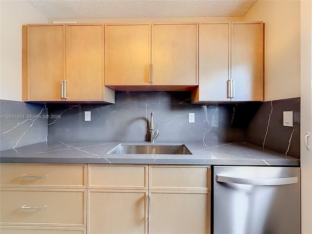 6211 SW 37th Street 108, Davie, FL 33314