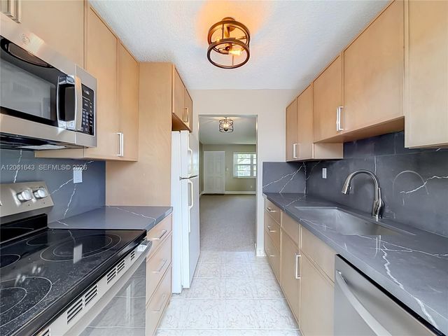 6211 SW 37th Street 108, Davie, FL 33314