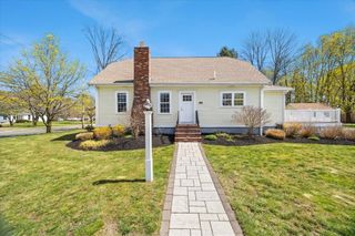 8 Hillside Ave, West Bridgewater, MA 02379