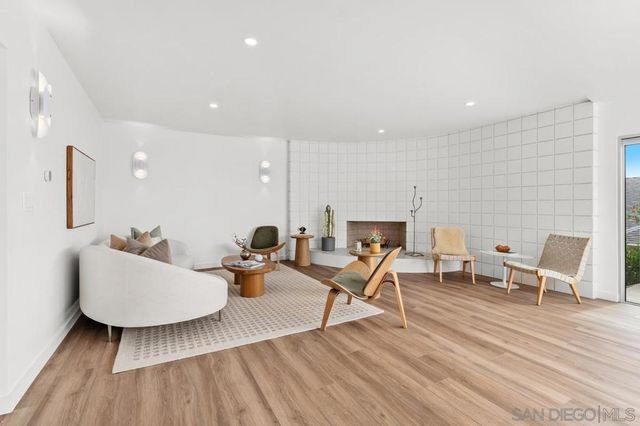 5851 Box Canyon Rd, La Jolla, CA 92037