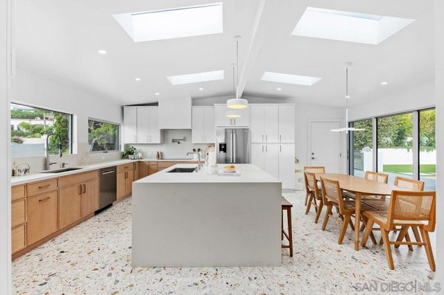 5851 Box Canyon Rd, La Jolla, CA 92037