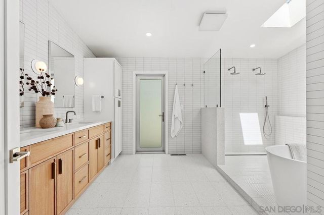 5851 Box Canyon Rd, La Jolla, CA 92037