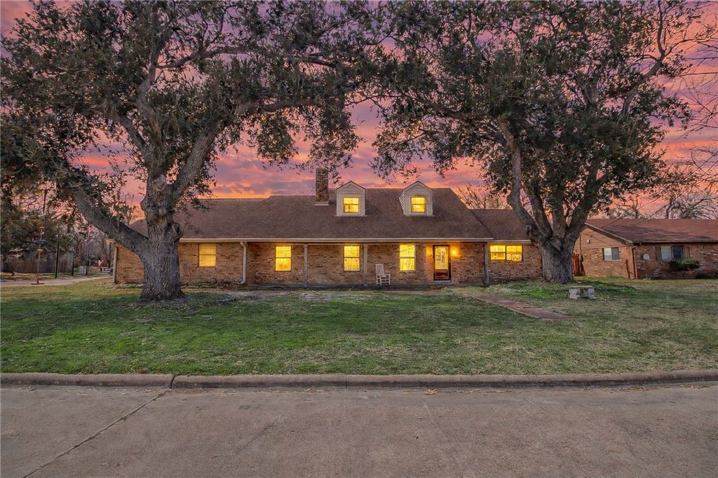 903 Horlock, Navasota, TX 77868