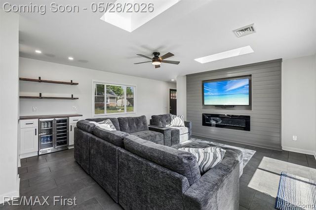 9403 Buckingham Street, White Lake, MI 48386
