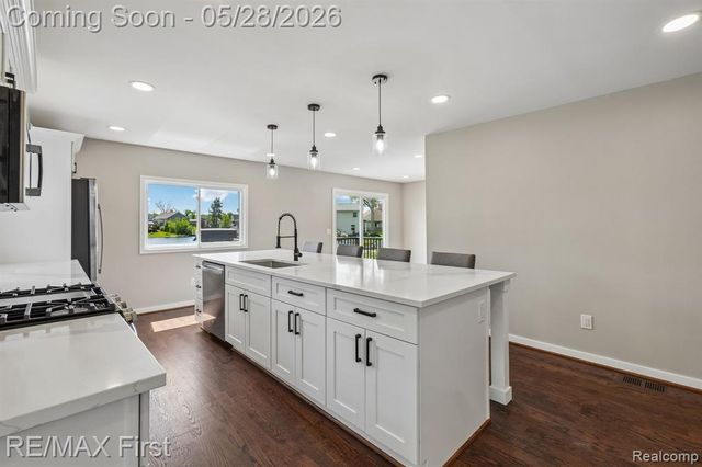 9403 Buckingham Street, White Lake, MI 48386