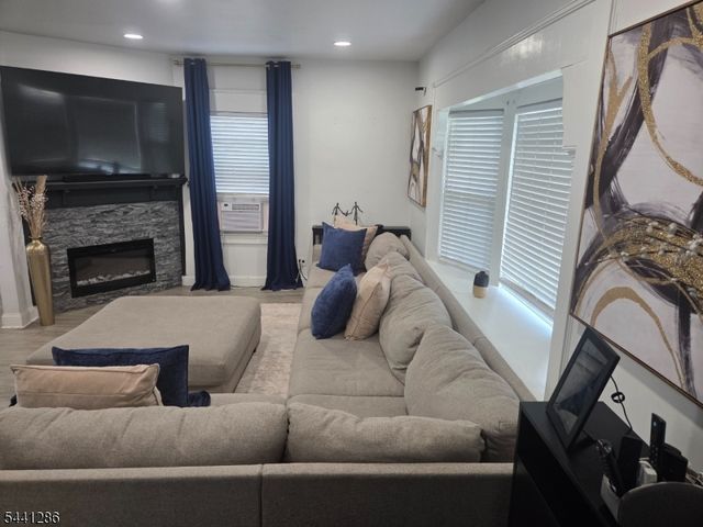 315 E 3Rd Ave, Roselle Boro, NJ 07203