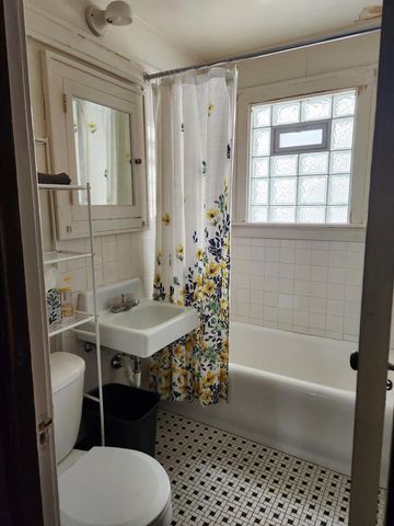 5915 W Park Hill AVENUE, Milwaukee, WI 53213