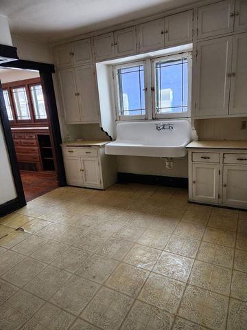 5915 W Park Hill AVENUE, Milwaukee, WI 53213