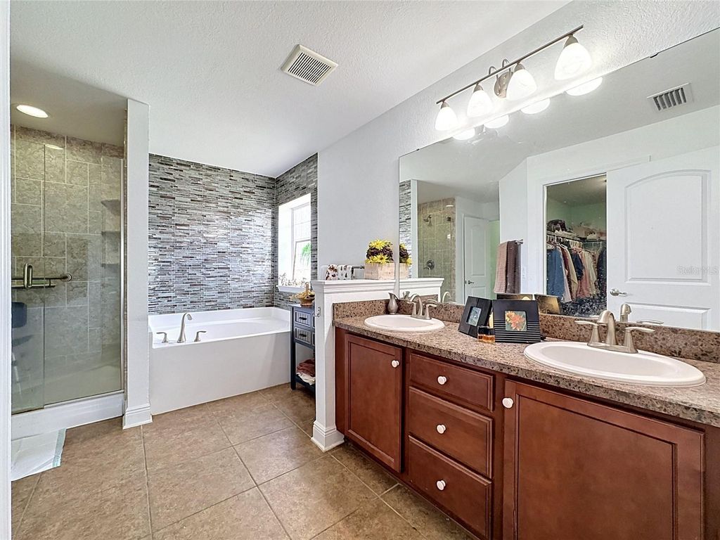 Image 31 of property listing at 10821 STANDING STONE DRIVE, Wimauma, FL 33598