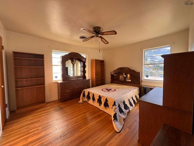 401 VAUGHN STREET, Burkburnett, TX 76354