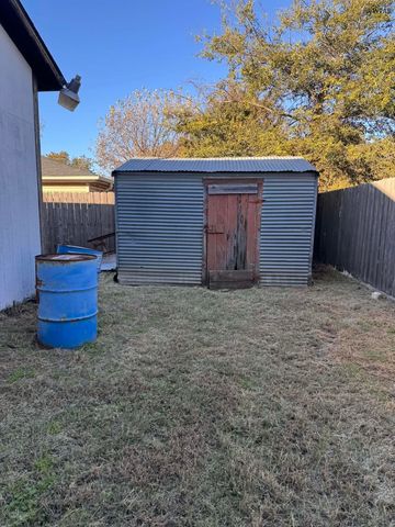 401 VAUGHN STREET, Burkburnett, TX 76354