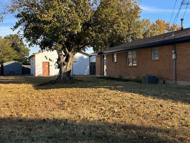 401 VAUGHN STREET, Burkburnett, TX 76354