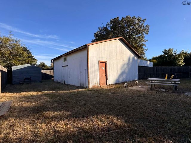 401 VAUGHN STREET, Burkburnett, TX 76354
