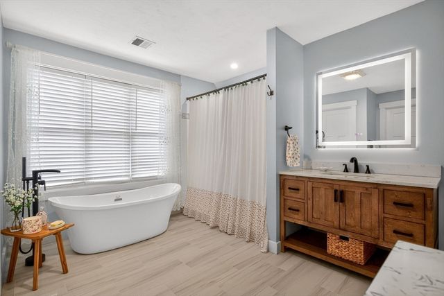 79 Neshobe Rd, Mashpee, MA 02649