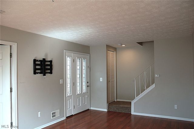 8867 Holly Lane, Olmsted Falls, OH 44138