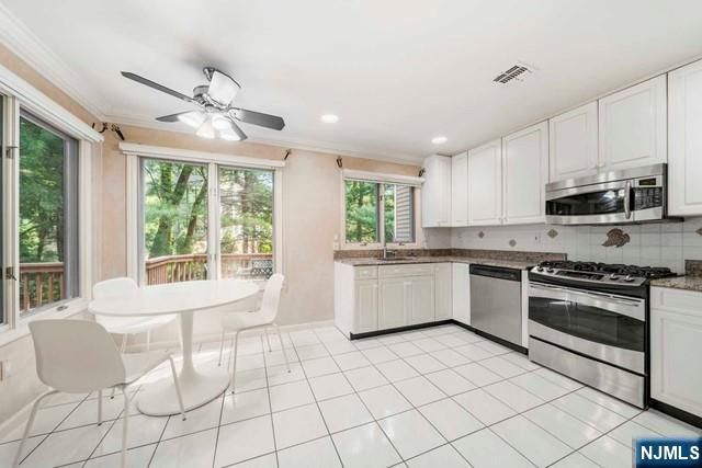 74 Lakeview Drive, Old Tappan, NJ 07675