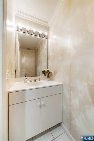 74 Lakeview Drive, Old Tappan, NJ 07675