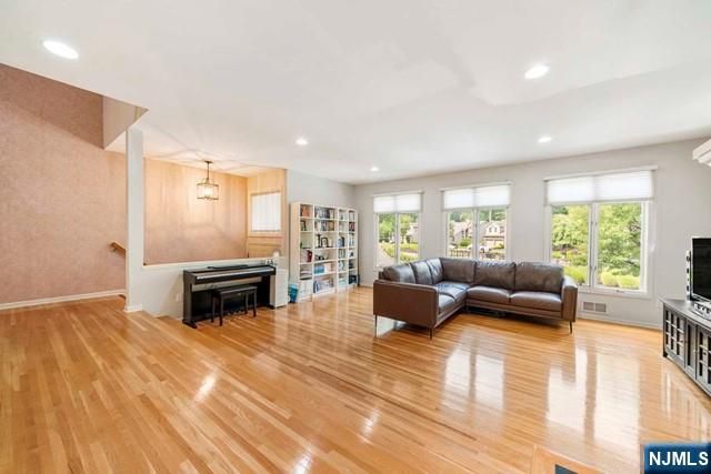 74 Lakeview Drive, Old Tappan, NJ 07675