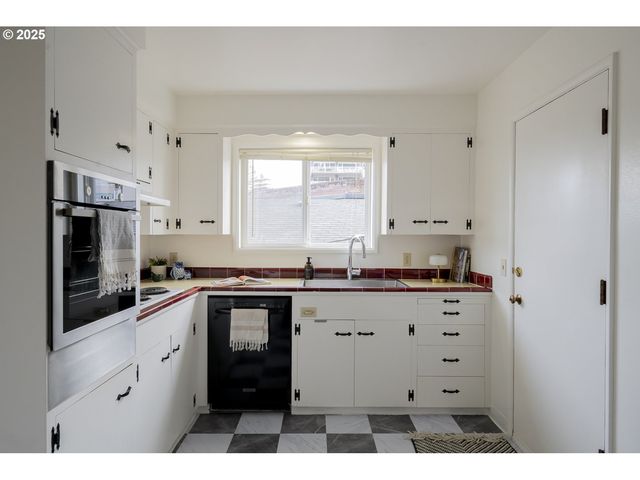 2355 Sw CEDAR St 9, Portland, OR 97205