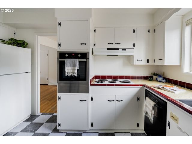 2355 Sw CEDAR St 9, Portland, OR 97205