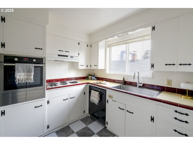 2355 Sw CEDAR St 9, Portland, OR 97205