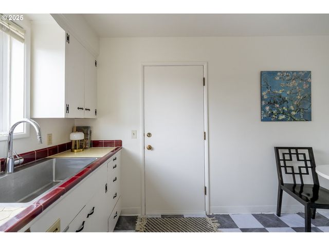 2355 Sw CEDAR St 9, Portland, OR 97205