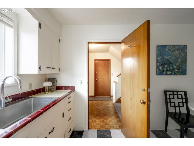 2355 Sw CEDAR St 9, Portland, OR 97205