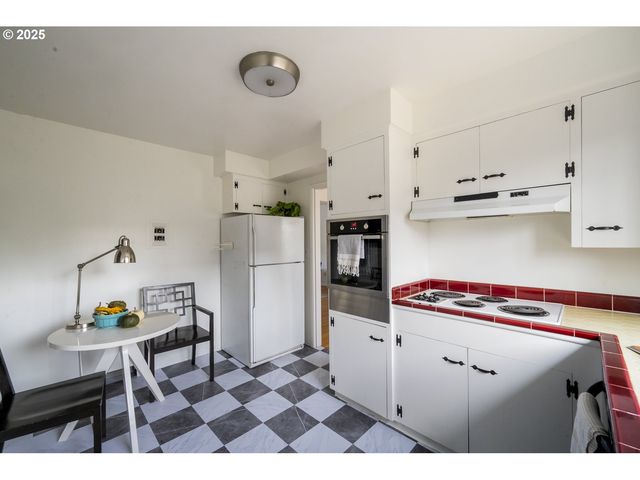 2355 Sw CEDAR St 9, Portland, OR 97205