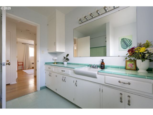 2355 Sw CEDAR St 9, Portland, OR 97205