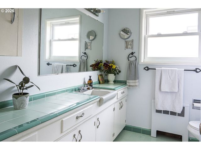 2355 Sw CEDAR St 9, Portland, OR 97205