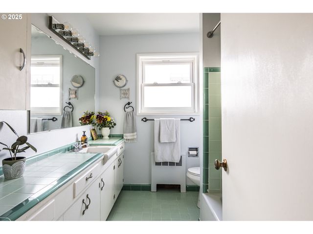 2355 Sw CEDAR St 9, Portland, OR 97205