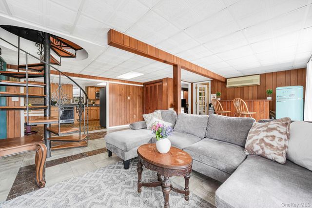 25 Teneyck Avenue, Greenwood Lake, NY 10925