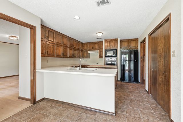 716 Sugar Tree Court, Bedford, TX 76021