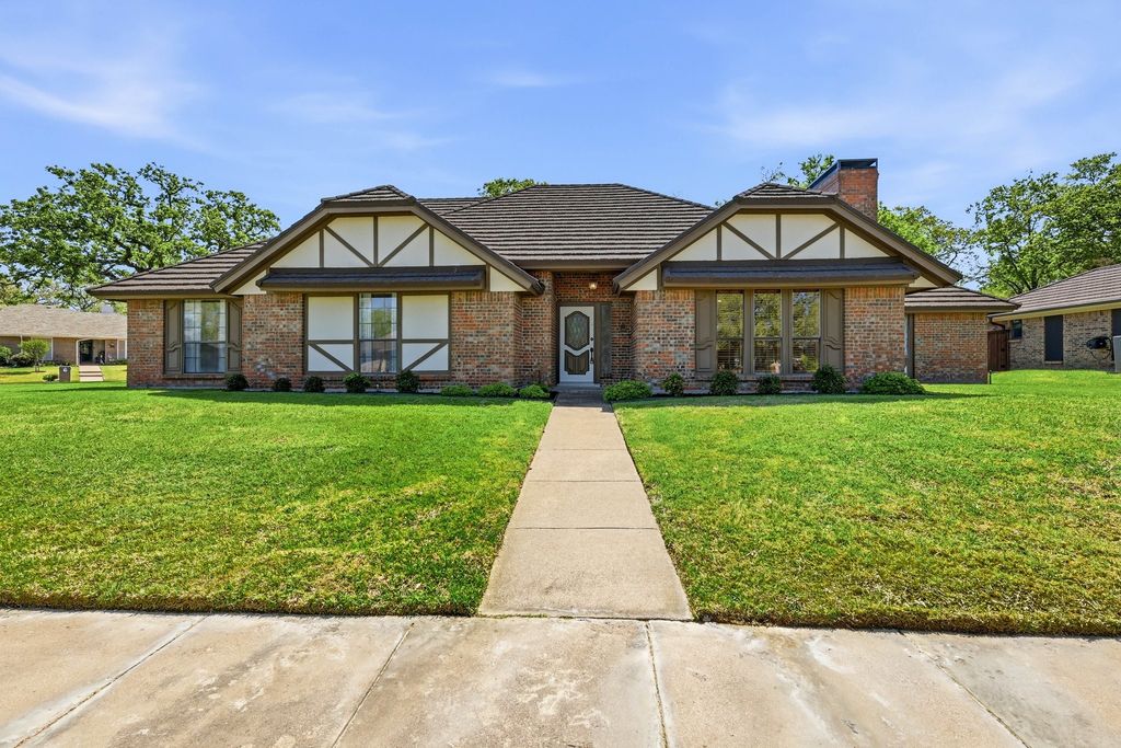 716 Sugar Tree Court, Bedford, TX 76021