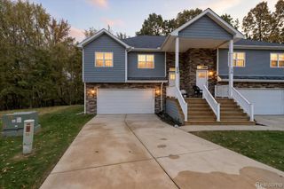 280 Whispering Pines Drive, Fenton, MI 48430