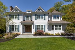 152 Plymouth Court, Manhasset, NY 11030