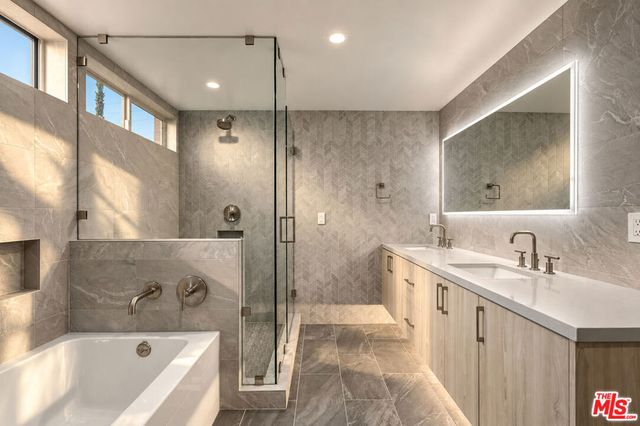10951 National Boulevard 201, Los Angeles, CA 90064