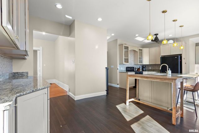 528 W HIGH Street, Peoria, IL 61602