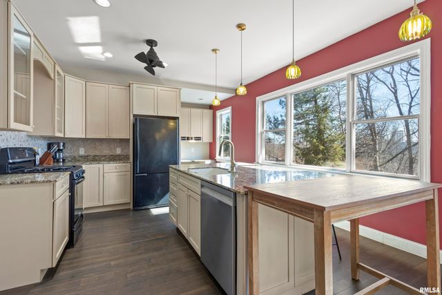 528 W HIGH Street, Peoria, IL 61602