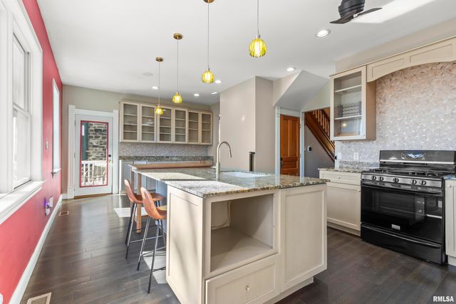 528 W HIGH Street, Peoria, IL 61602