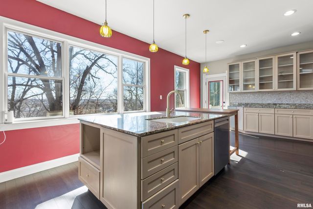 528 W HIGH Street, Peoria, IL 61602