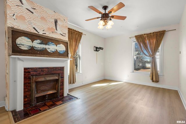 528 W HIGH Street, Peoria, IL 61602