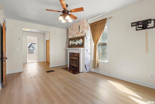 528 W HIGH Street, Peoria, IL 61602