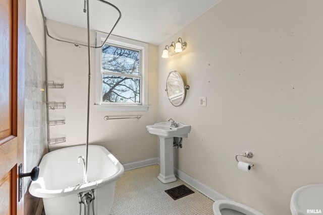 528 W HIGH Street, Peoria, IL 61602