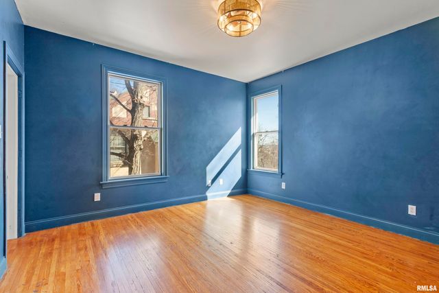 528 W HIGH Street, Peoria, IL 61602