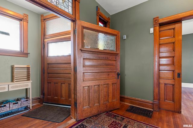 528 W HIGH Street, Peoria, IL 61602