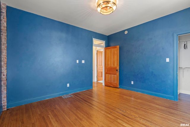 528 W HIGH Street, Peoria, IL 61602